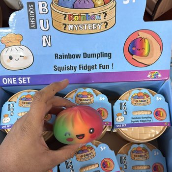 RAGE - RAINBOW Squishy Bun Dumplings MARI (Dim. 8.5 x 8.5 x 4.8 Cm) - Viral 2026 Fidget Toy (12buc.)