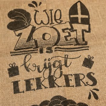 SAC MARE DIN IUTĂ SINTERKLAAS - CU TEXT: WIE ZOET IS KRIJGT LEKKERS - Aprox. 60 x 100 Cm (1 buc.)